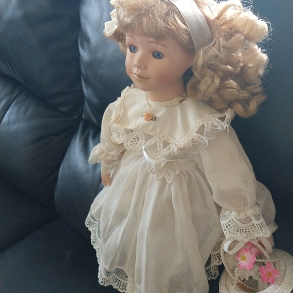 Porcelain doll - Picture 2 of 6